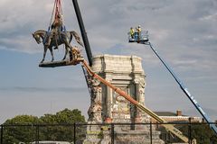 Gen. Robert E. Lee statue comes down