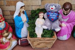 Boy leaves football, teddy bear for Baby Jesus at Arkansas church | Baptist Press