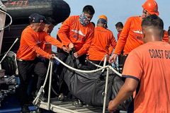 Dozens drown as large ferry sinks off Philippines