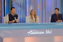 Carrie Underwood wipes away tears over 'American Idol' contestant's faith, postpartum journey