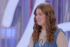 Teenage Chick-fil-A worker brings fellow 'American Idol' hopeful to tears by performing her original song