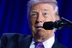 Trump brings politics, insult to National Prayer Breakfast