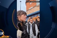 Christians praise police officer for defending street preacher's rights amid crowd of Muslims men
