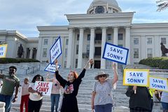 Alabama governor pardons robber days before execution