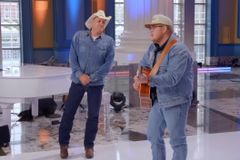 'American Idol' contestant departs from tour as newborn son battles heart issue: 'It's love'