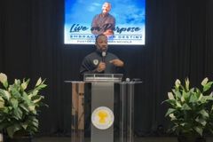 10 people saved after man points gun at pastor during  teen's funeral and no one gets hurt