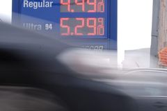 Gas prices climb to average of $4 a gallon