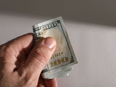 Evangelical giving stabilizes after years of decline, new report finds