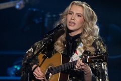 Carrie Underwood sends gift to 'American Idol' contestant who went viral for making her cry