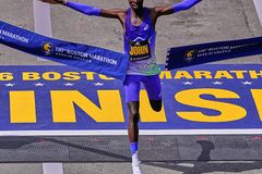 Defending Boston Marathon champ sets new record