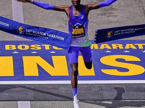 Defending Boston Marathon champ sets new record