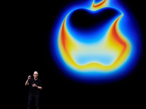 Apple CEO stepping down, hardware head stepping in