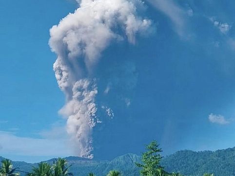 Hikers missing as Indonesian volcano erupts