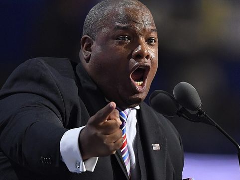 Televangelist Mark Burns defends golden Trump statue