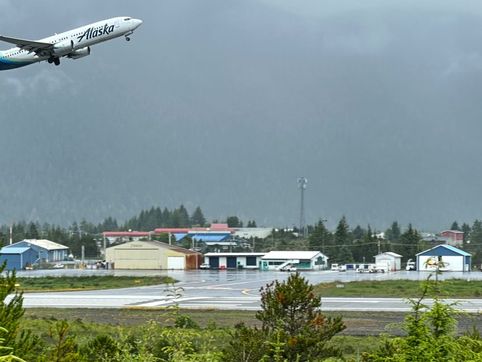 Preacher removed from Alaska Airlines flight during message