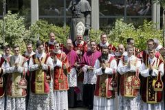 Catholic bishop urges support for excommunicated SSPX group