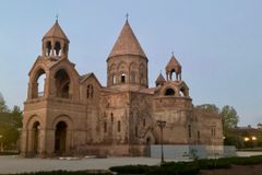 Global church body concerned for Armenian Church amid dispute with state