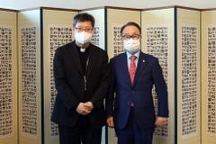 한교총 류영모 대표회장, 천주교 정순택 대주교와 환담