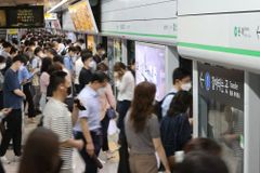 홍콩 지하철역서 서로 지나가다가 오미크론 감염… 마스크 쓰고 접촉 없었지만