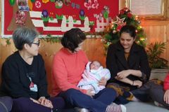 구치소 출산위기 인도여성…손 잡아준 사람은 [아살세]