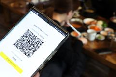 “PCR검사 했는데…반찬 던지고 거지 취급?” [사연뉴스]