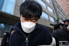 ‘스토킹 살인’ 김병찬 “흥분해 찔렀다”··· 유가족 “무슨 반성이냐” 오열