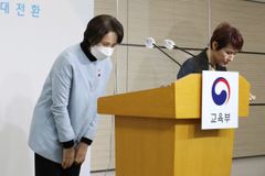 [이도경의 에듀 서치] 유은혜 지키기? 교육부의 비교육적인 사과법