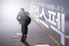 입사해도 소모품처럼 쓰이다 아웃 … 저스펙자, 슬픈 취업 유랑