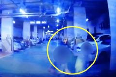 주차장서 놀던 아이, 차와 ‘접촉’…“합의금 70만원 요구” [영상]