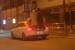 [영상] ‘한국 맞습니다’…뚜껑 잡고 트렁크 올라탄 20대