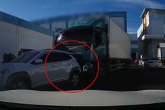 차 안 뺀다고…승용차 그대로 들이받은 화물차 [영상]