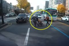 차 쌩쌩 도로 위 할머니…순간 나타난 ‘히어로 라이더’ [영상]