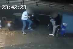 오토바이 기대 담배 피우다 ‘쿵’…“수리비만 400만원” [영상]