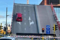 벨기에서 수직으로 선 다리, 미끄러진 자동차 [영상]