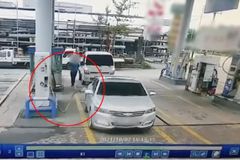 “안녕히 가세요”란 말에 출발했다가 주유기 ‘대롱대롱’ (영상)