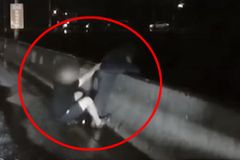 음주사고 내고 투신 시도…“안 돼요” 피해자가 허리띠 잡았다[영상]