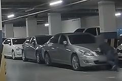 카트 밀듯… 이중주차 3대 쭉 밀어버리는 남성(영상)