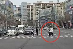 “무릎 굽혀 뒤뚱뒤뚱…할머니와 동행” [아직 살만한 세상]