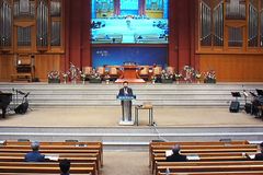 “목회자 4명 중 3명 이중직 추정… 막을 수 없는 단계”