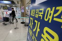 확진자 느는데 방역 완화 괜찮나… "잘못된 신호" 우려도