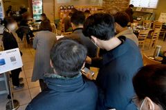 “혼란 줄었다”… 백화점·대형마트, 방역패스 해제에 환영