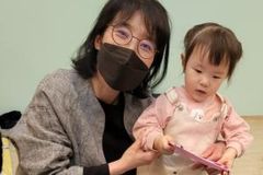 아가들 눈 맞추며 신앙의 씨앗 심어요