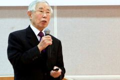 손봉호 명예교수, 고신대에 발전기금 5백만 원 전달