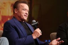 ‘터미네이터’ 슈워제네거, 4중추돌 사고에도 ‘멀쩡’