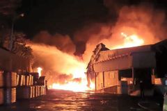 효성티앤씨 울산공장서 큰불…12시간 넘게 진화 중