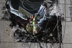 곳곳이 금방 또 꺼질듯 위태… 오늘부터 24시간 수색으로 전환