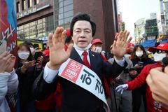 “여론조사서 왜 빼”…허경영 지지자, 차 몰고 선관위로 돌진