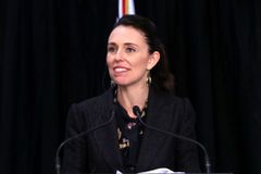 오미크론 확산에…뉴질랜드 총리 “내 결혼식도 취소”