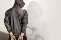 “4년전 진료 불만” 임신한 원장 둔기폭행한 30대 구속