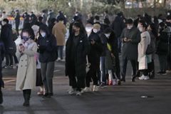 오후 6시 기준 확진자, 사상 첫 7000명대…1만명 넘나